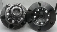 515152 / RM931038 / Os pneus duplos dianteiros - os pneus de V348 são fixados com seis parafusos.