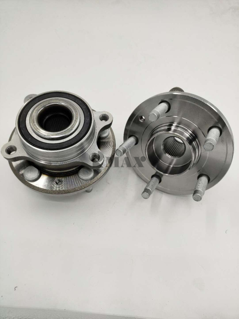 513275 As rodas dianteiras e traseiras da borda Ford importada com 4WD